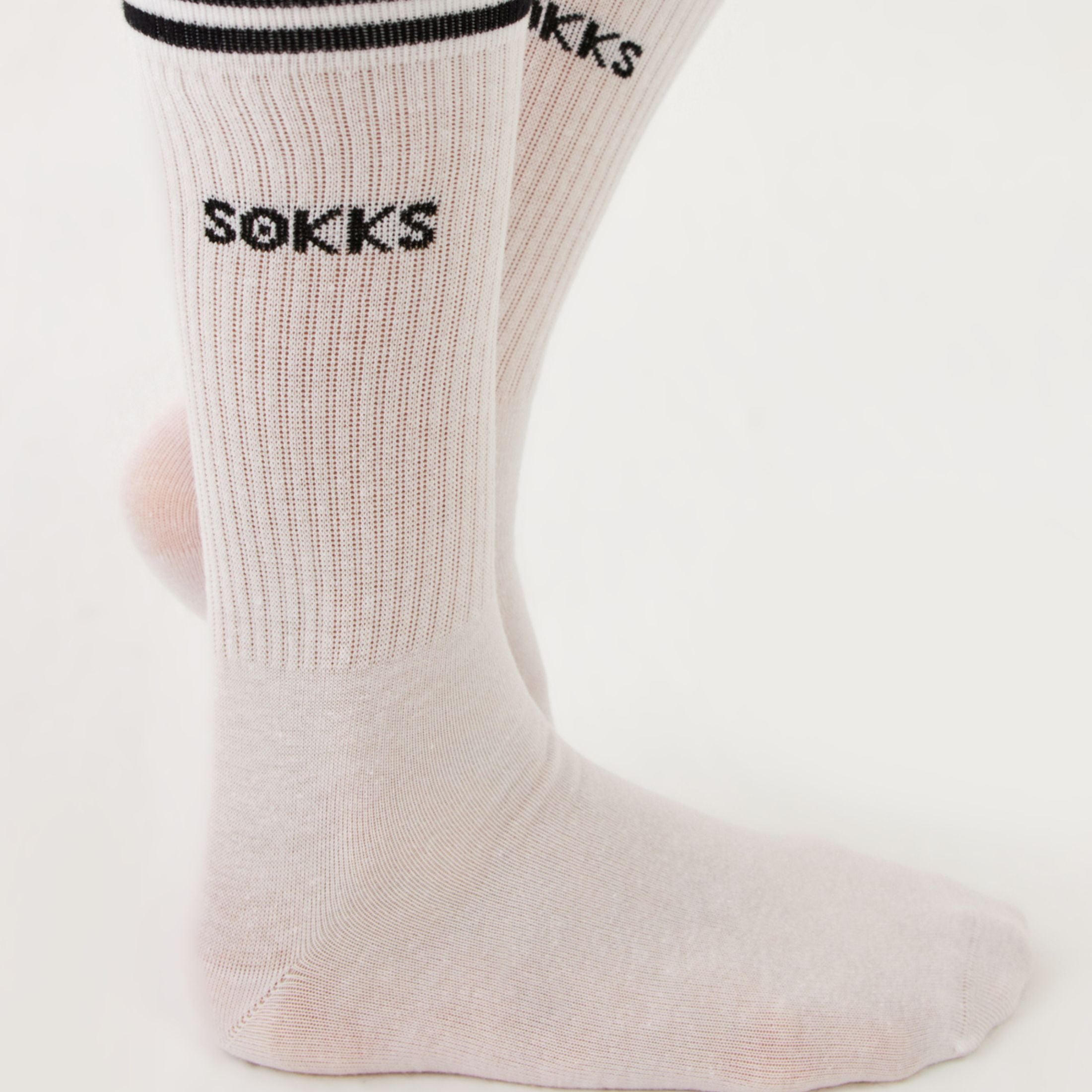 White sports socks for men and women made of cotton