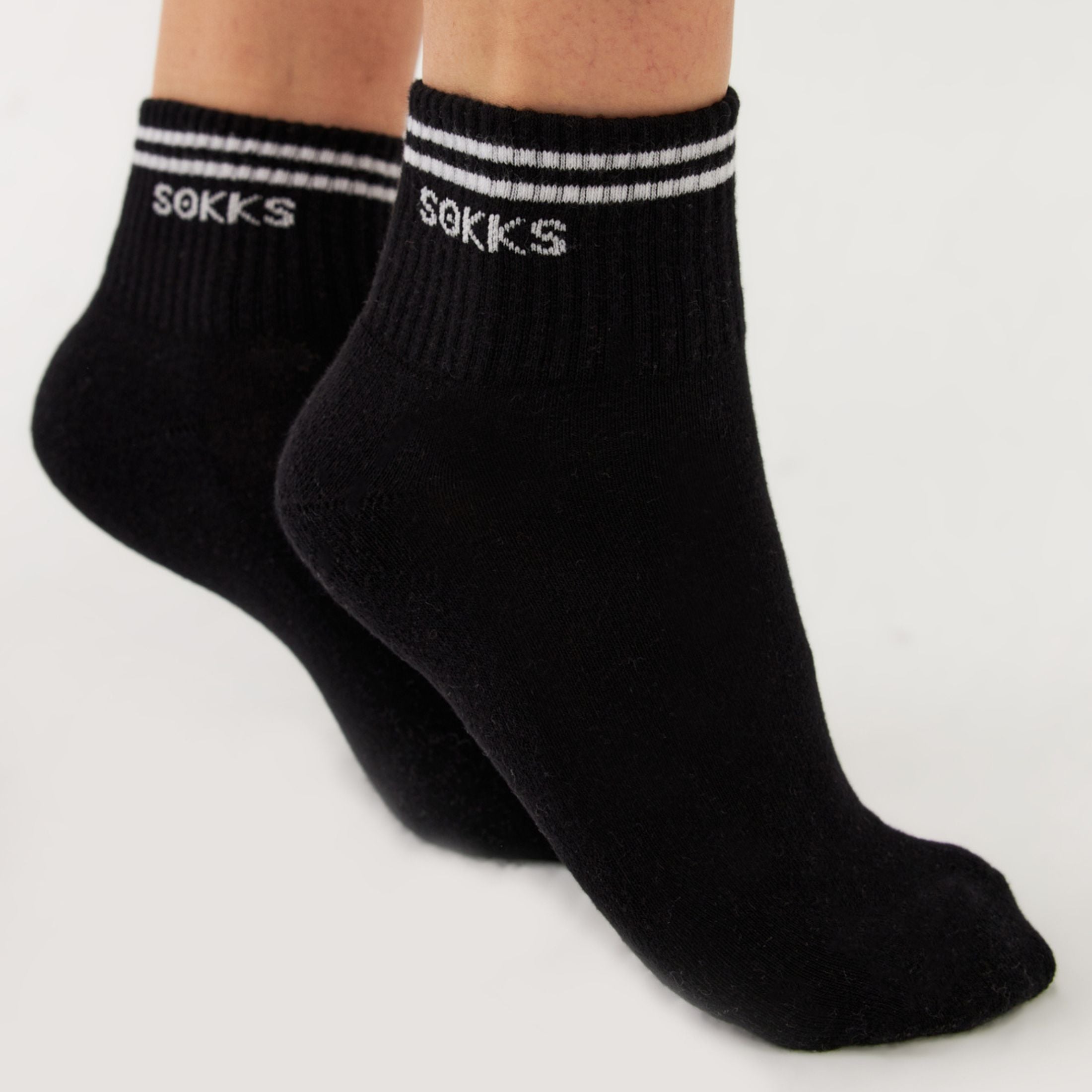 Black retro sneaker socks for men and women made of cotton