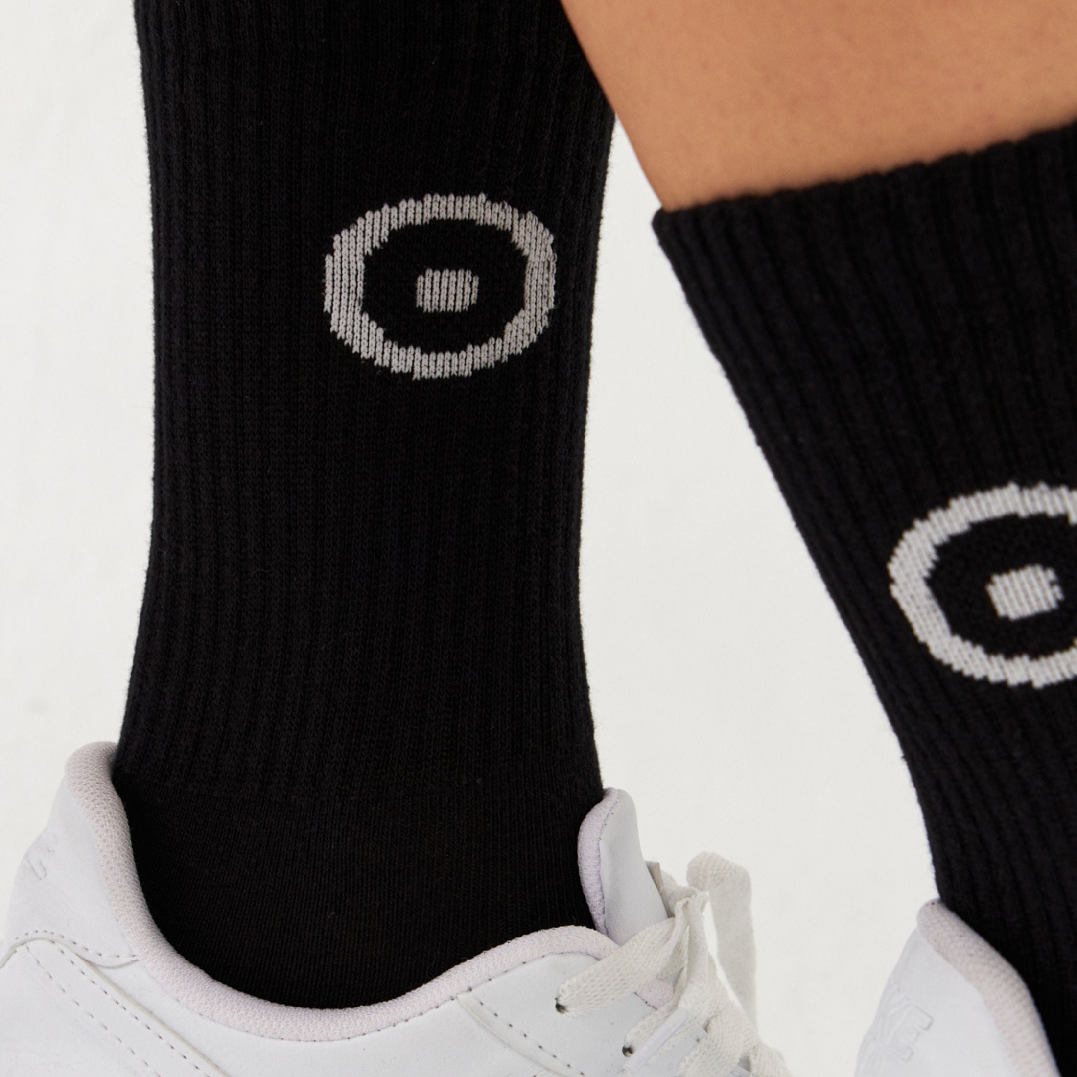 Black sports socks v2 for men and women made of cotton