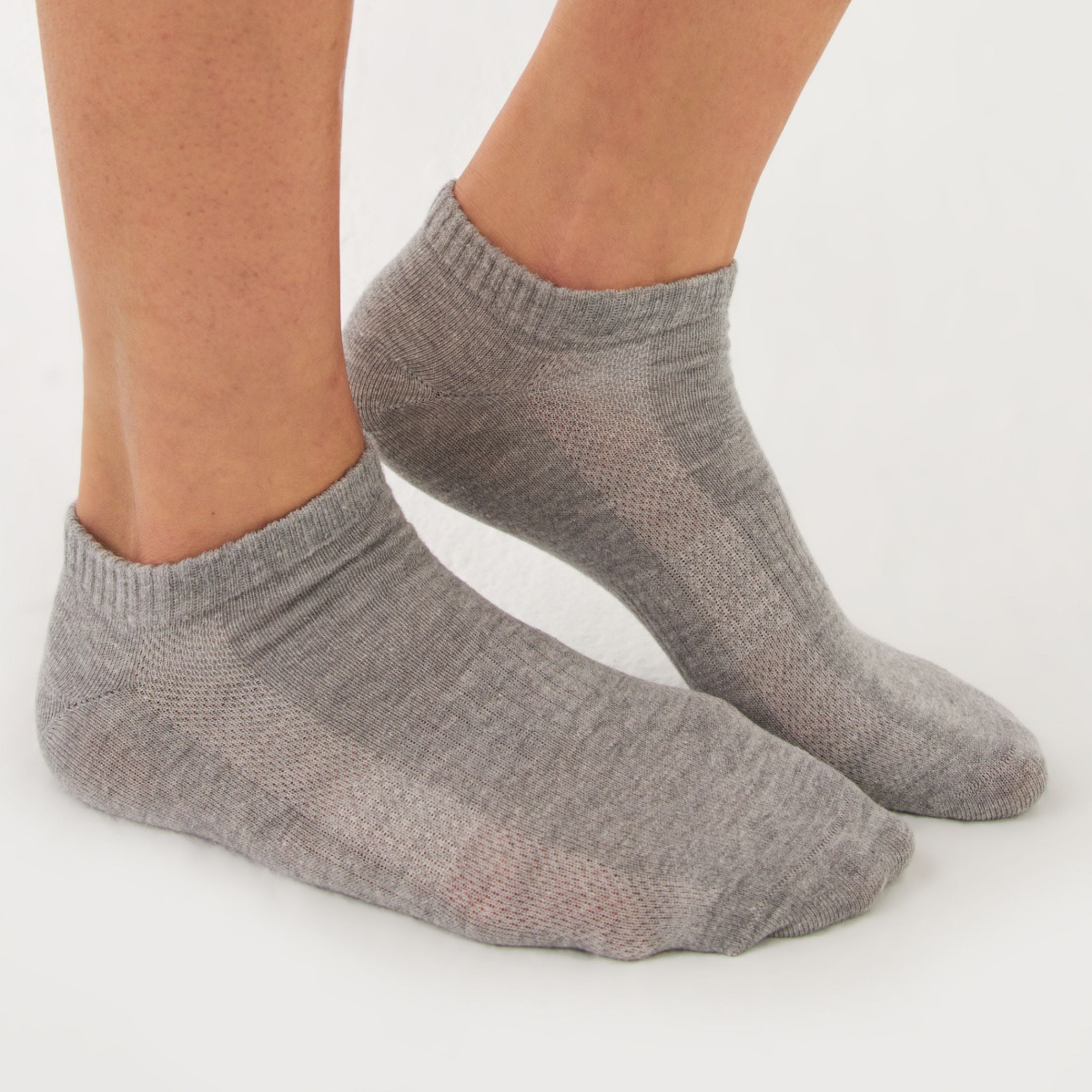 Gray quarter sneaker socks for men and women made of cotton