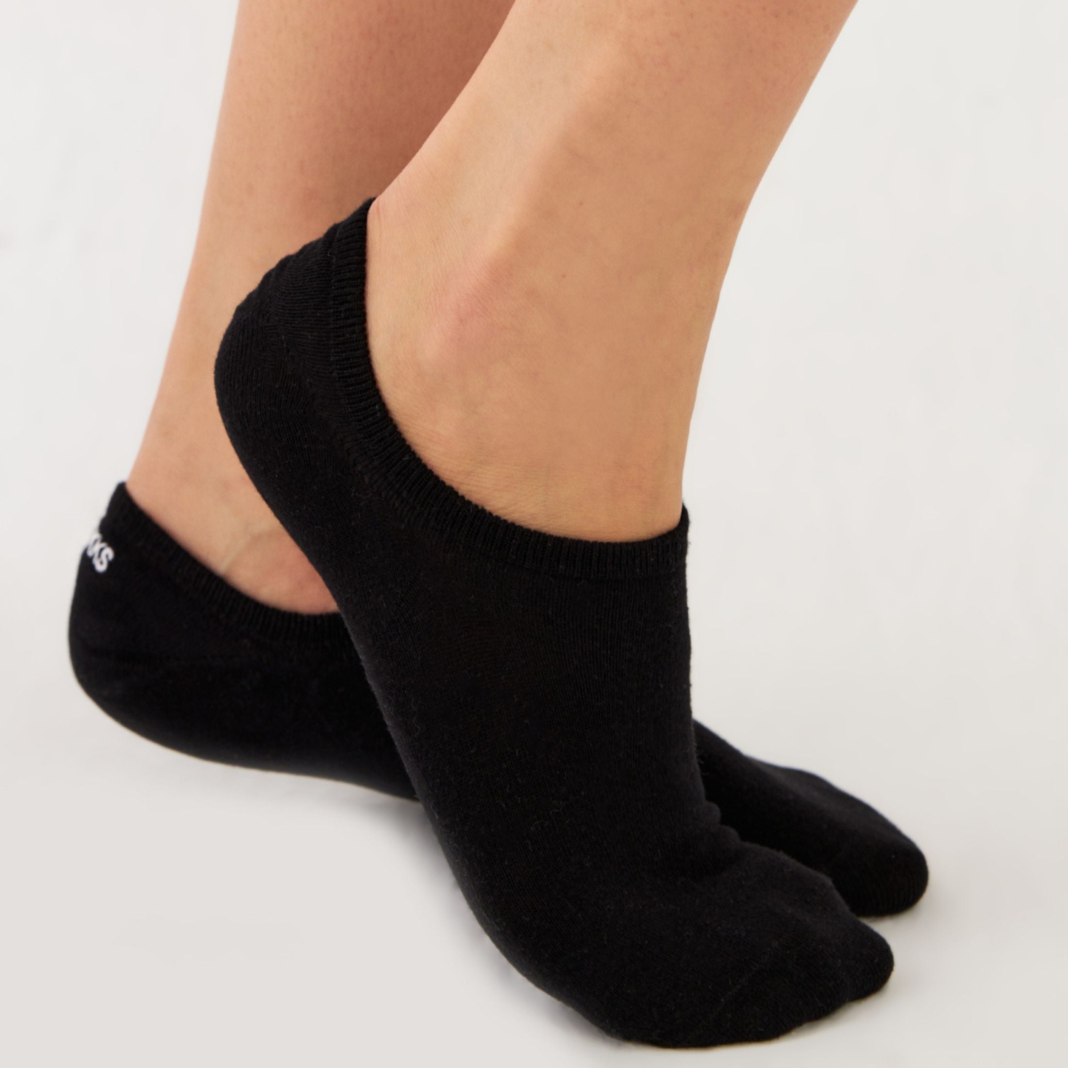 Black socks for men and women made of cotton