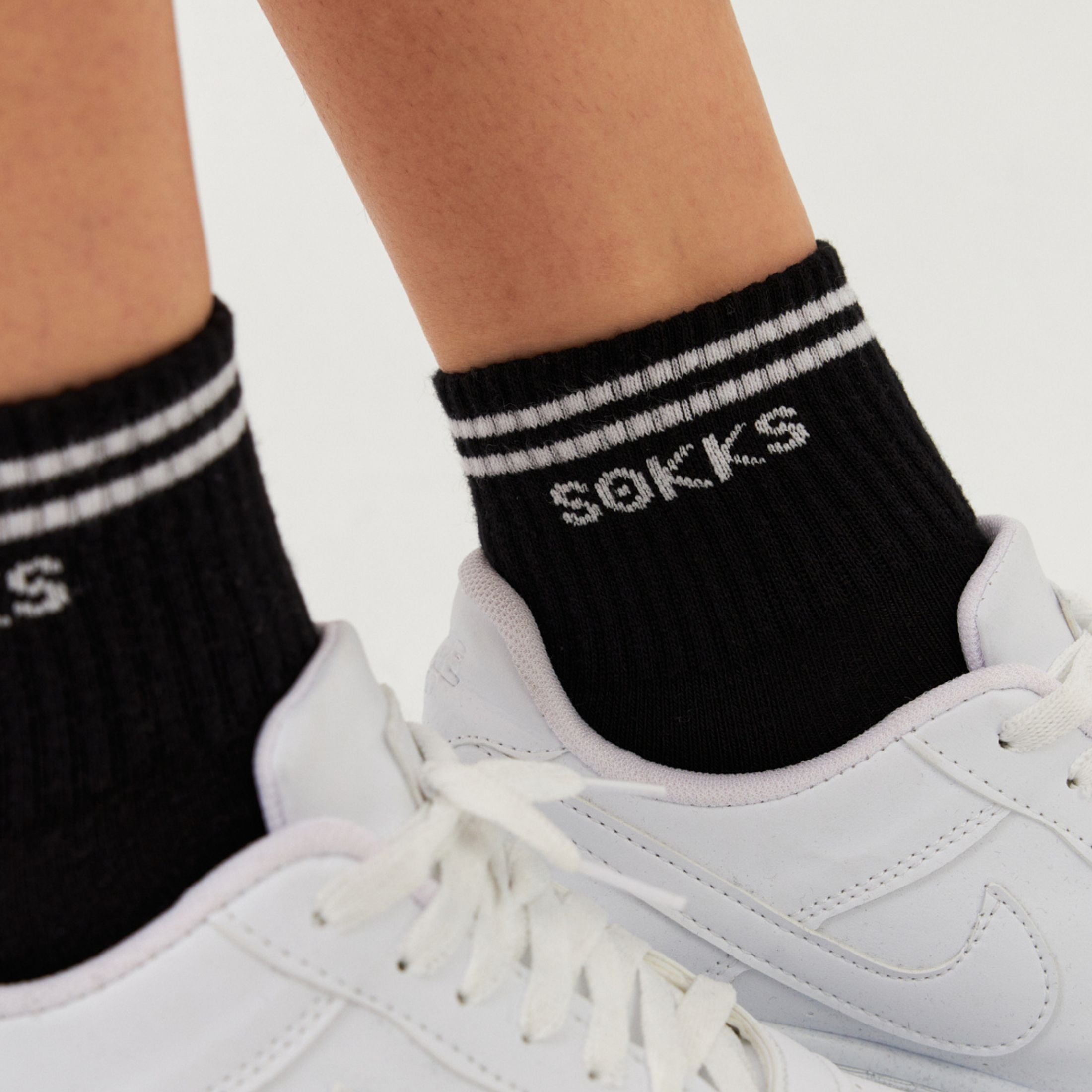 Black retro sneaker socks for men and women made of cotton