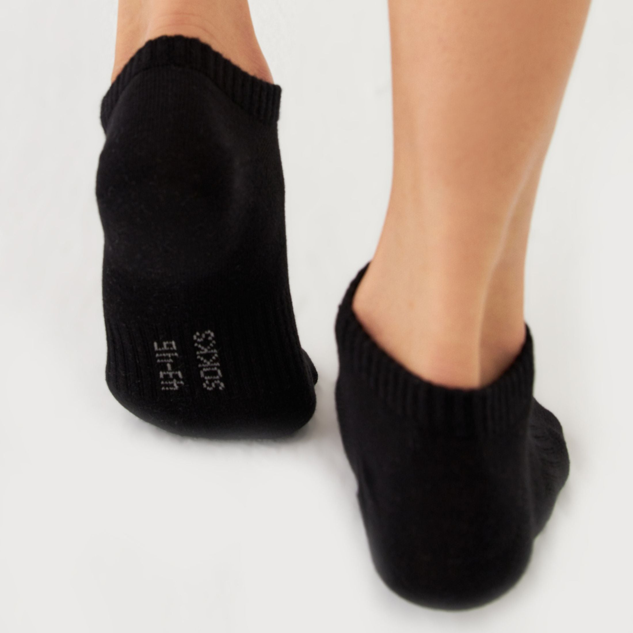 Black quarter sneaker socks for men and women made of cotton